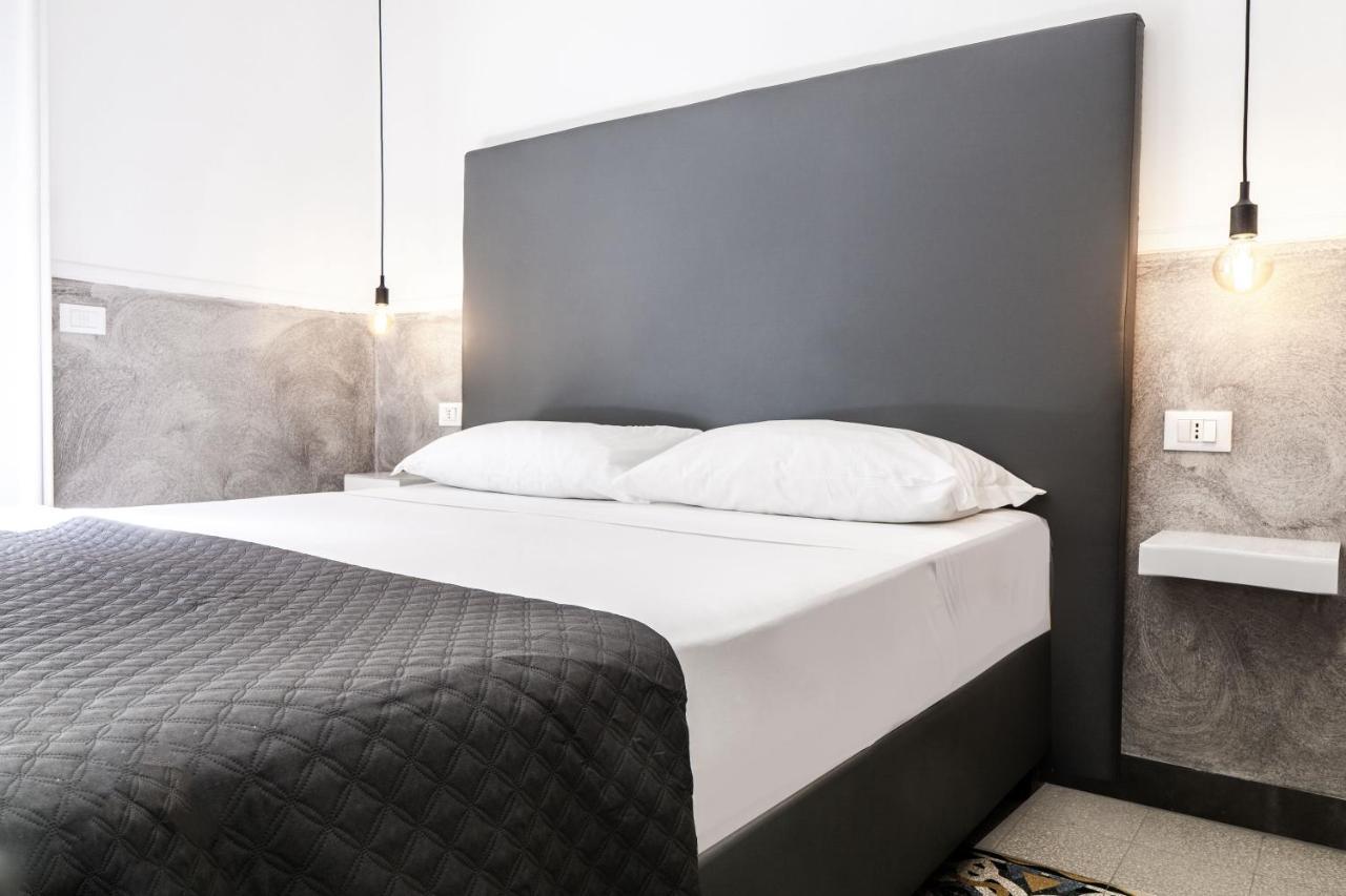 Toledostop Naples Extérieur photo A bed