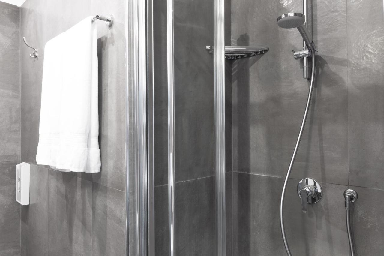 Toledostop Naples Extérieur photo A shower with a shower door