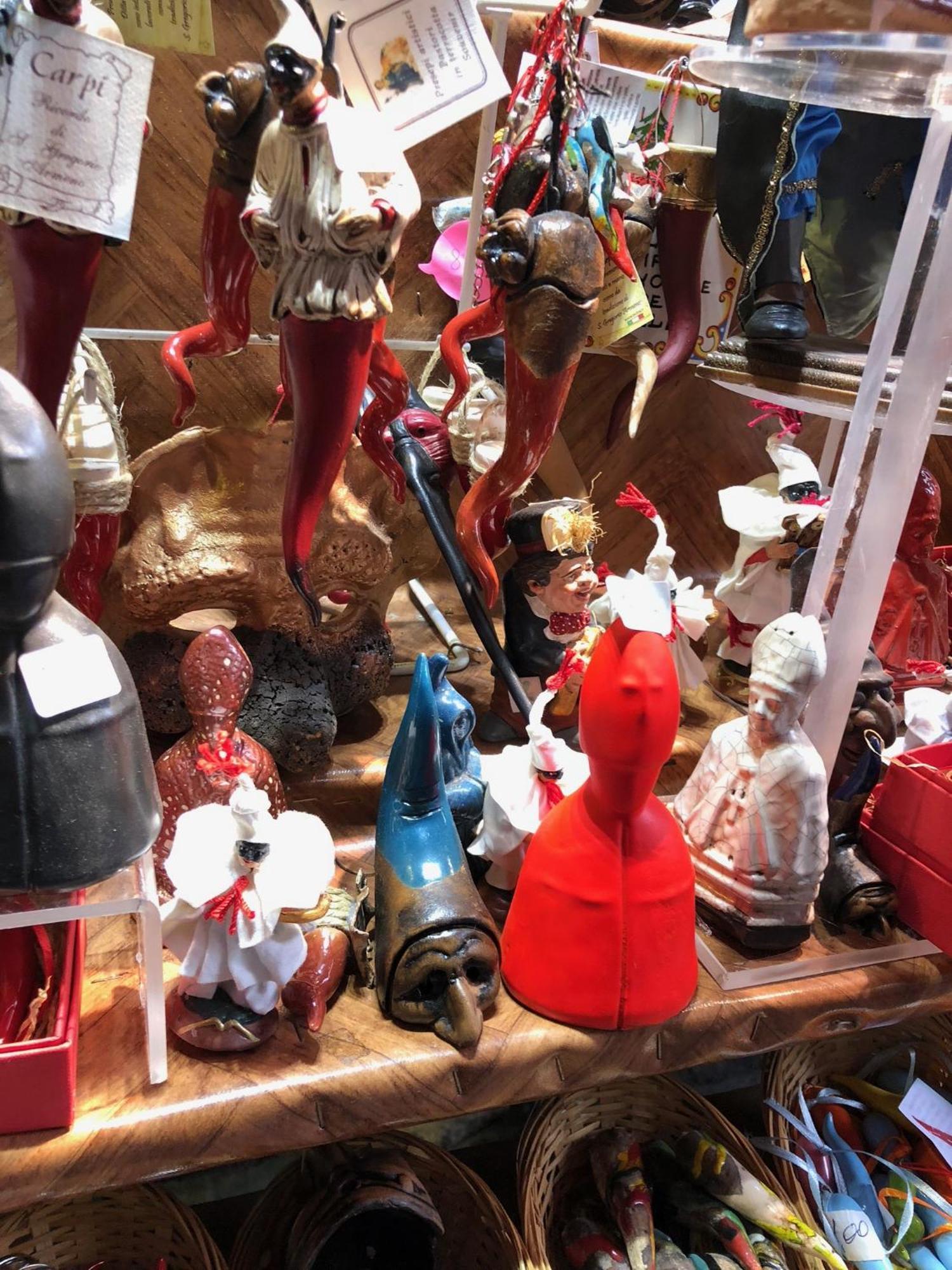 Toledostop Naples Extérieur photo A collection of various types of Christmas tree ornaments