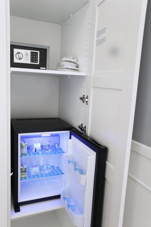 Toledostop Naples Extérieur photo A mini-refrigerator