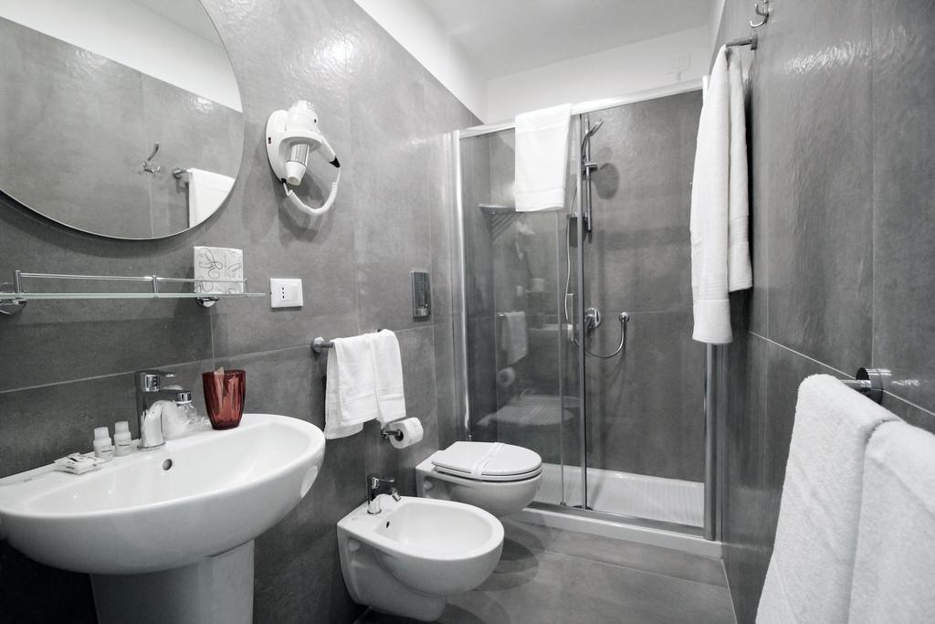 Toledostop Naples Extérieur photo A modern bathroom