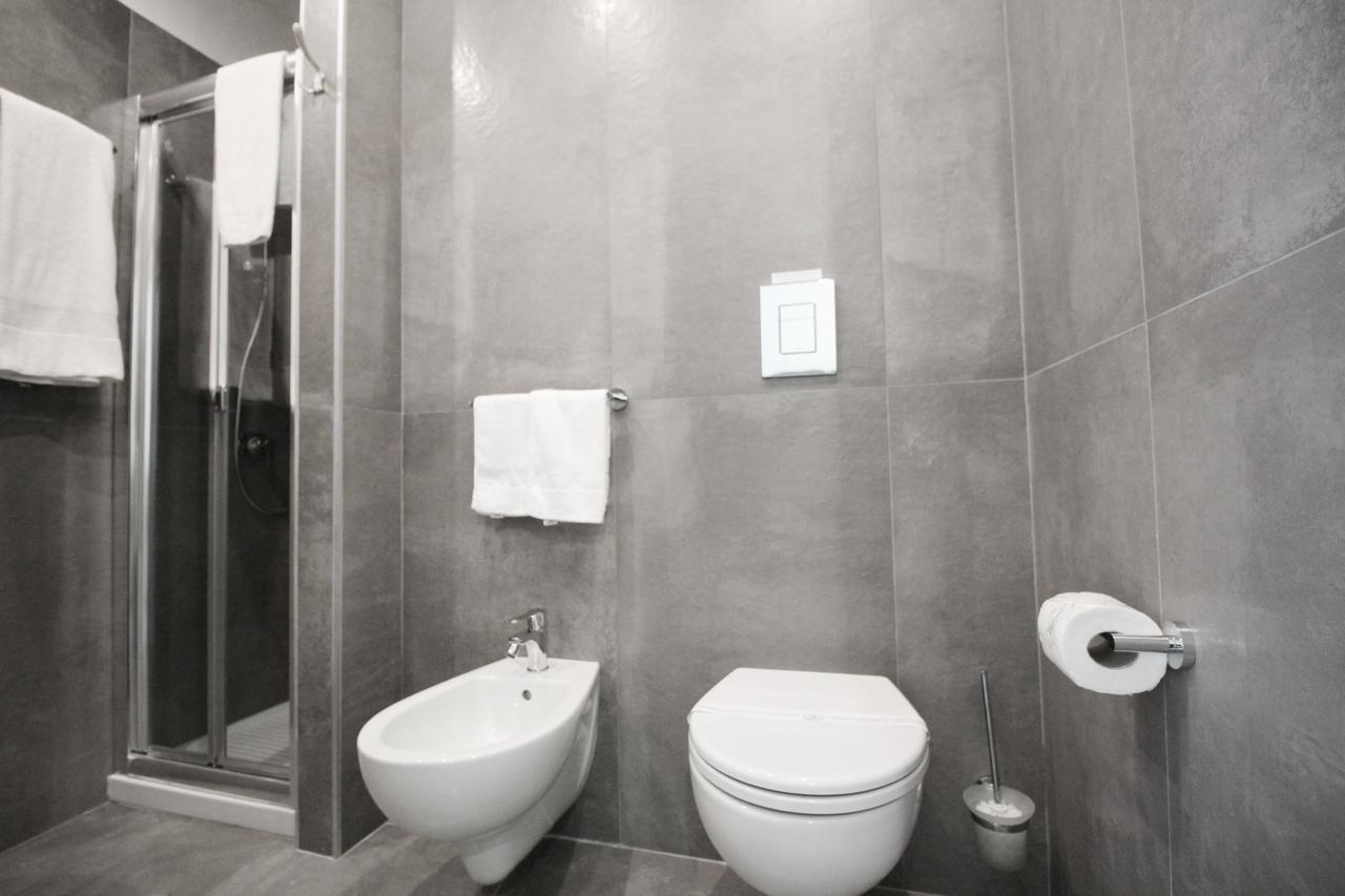 Toledostop Naples Extérieur photo A modern bathroom with a bidet and toilet