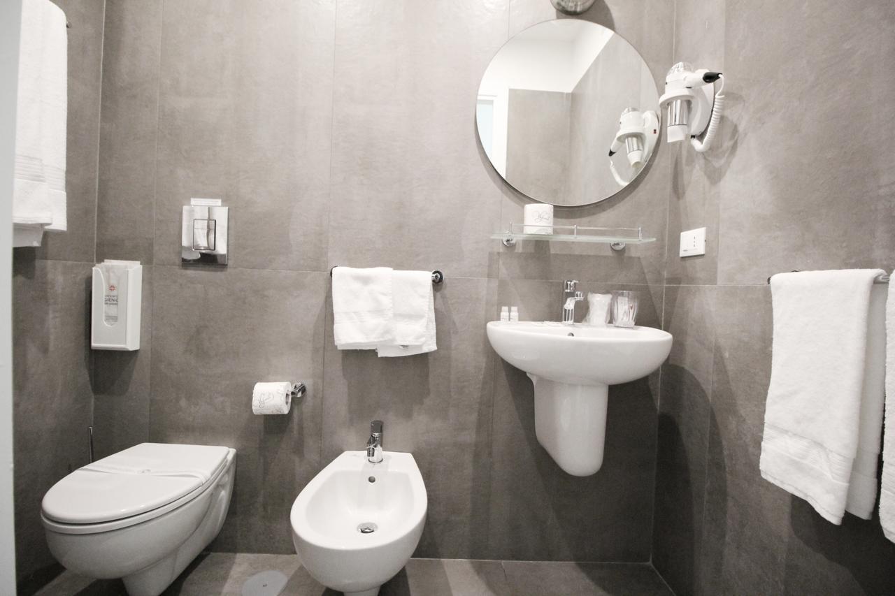 Toledostop Naples Extérieur photo A bidet in a hotel bathroom
