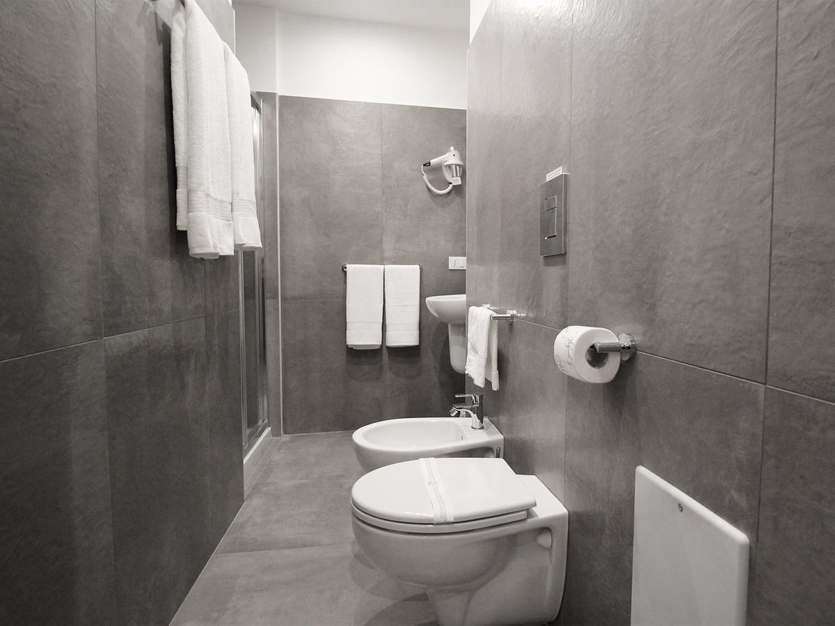 Toledostop Naples Extérieur photo Bathroom with bidet