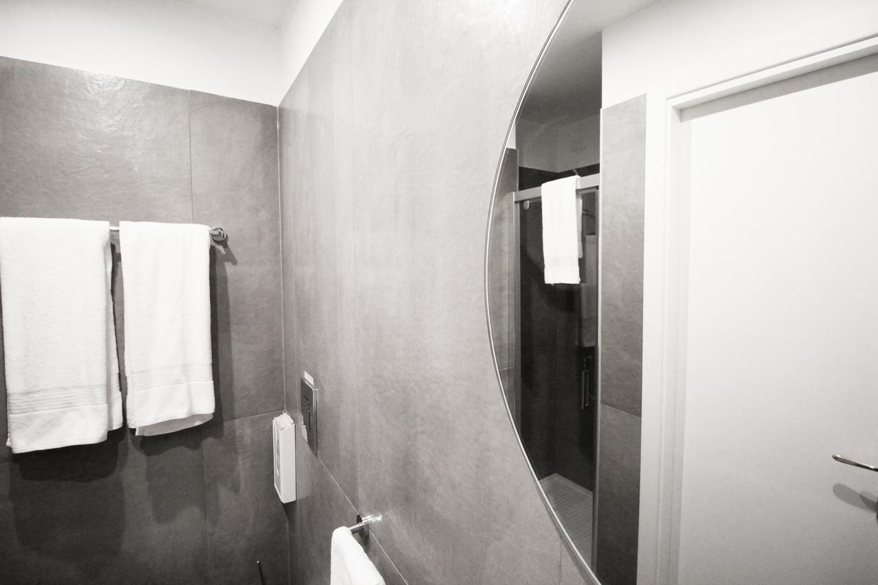 Toledostop Naples Extérieur photo Bathroom with polished concrete